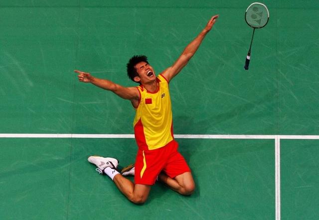 他举起手 他举起手